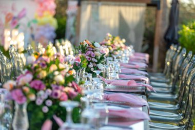 Doğum günü ya da etkinlik için yemek servisi için masa ayarları.