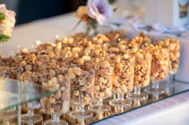 Doğum günü ya da etkinlik için yemek servisi için masa ayarları.