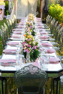 Doğum günü ya da etkinlik için yemek servisi için masa ayarları.