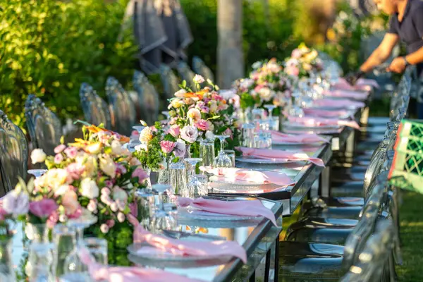 Doğum günü ya da etkinlik için yemek servisi için masa ayarları.