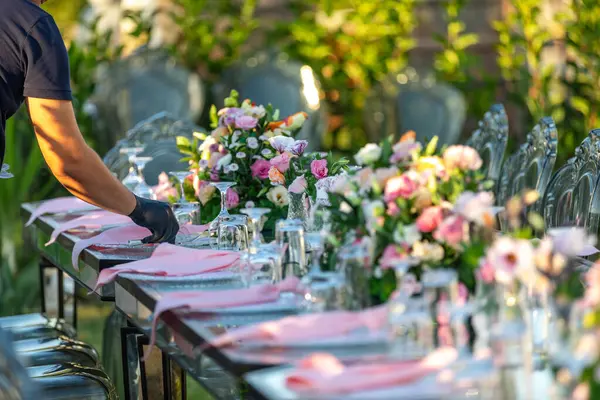 Doğum günü ya da etkinlik için yemek servisi için masa ayarları.