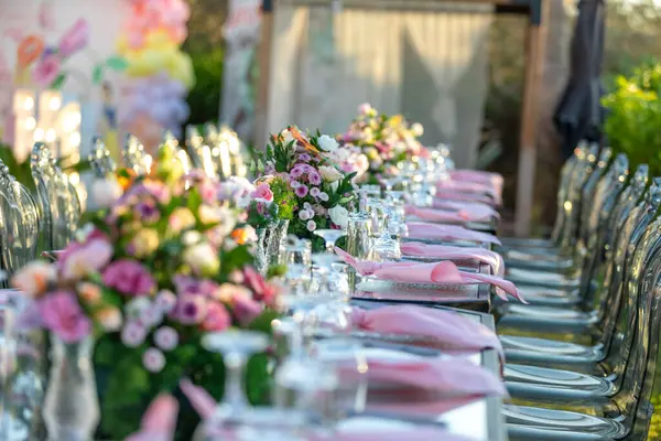 Doğum günü ya da etkinlik için yemek servisi için masa ayarları.