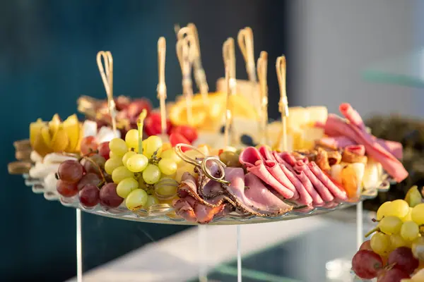 Doğum günü ya da etkinlik için yemek servisi için masa ayarları.