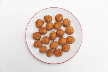 Beyaz arka planda izole edilmiş bir tabakta kızarmış tavuk nugget..