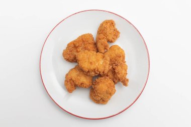 Tavuklu nugget tabağı beyaz arka planda, yakın plan.