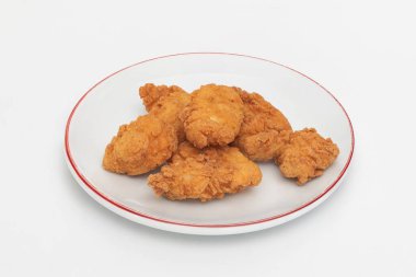 Tavuklu nugget tabağı beyaz arka planda, yakın plan.