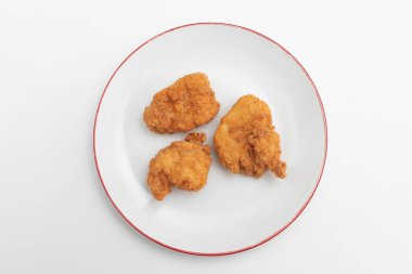 Tavuklu nugget tabağı beyaz arka planda, yakın plan.