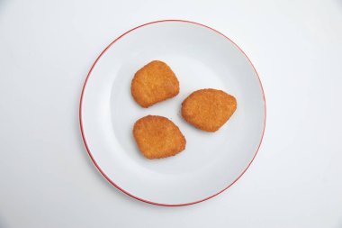 Kızarmış tavuk parmakları beyaz tabakta