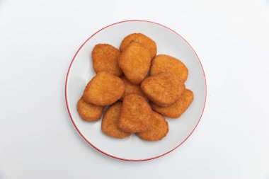 Kızarmış tavuk külçeleri beyaz arkaplan görünümünde izole