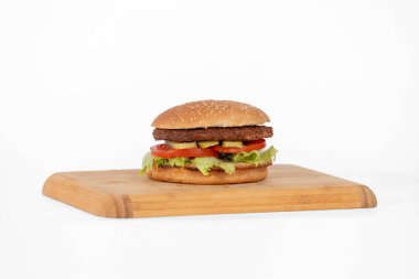 Tahtadaki hamburgerin beyaz bir arka planı var.