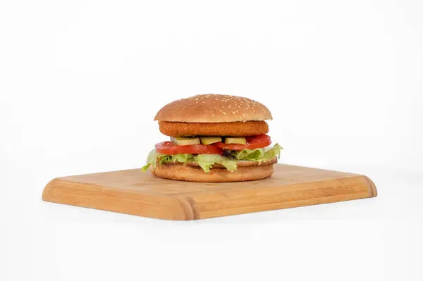 Tahtada beyaz bir arka planda tavuk hamburgeri, izole