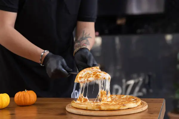 Tahta masada mozzarella soslu sıcak pizza dilimi.