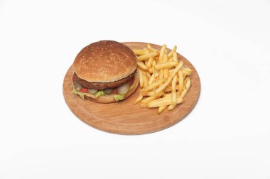 Çizburger - Amerikan peynirli burger ve beyaz arka planda izole edilmiş patates kızartması