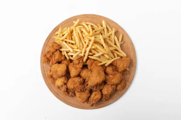 Kızarmış tavuk kanadı, tavuk nugget, soğan halkası ve patates kızartması.