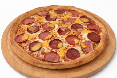 Beyaz arka planda salamlı, peynirli ve sosisli pizza.