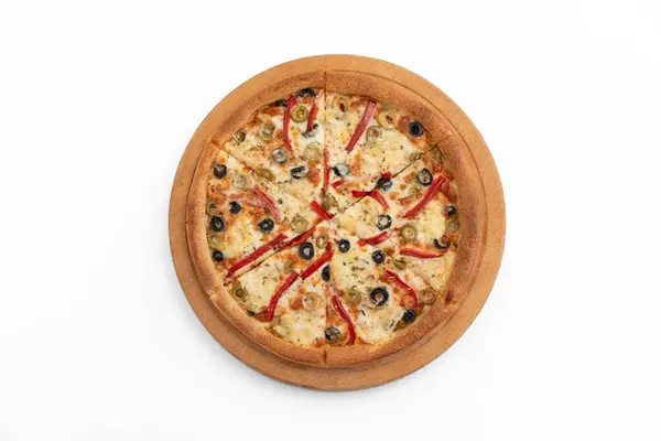 Beyaz arka planda zeytinli ve biberli pizza.