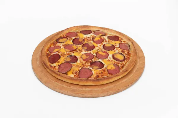 Beyaz arka planda salamlı, peynirli ve sosisli pizza.