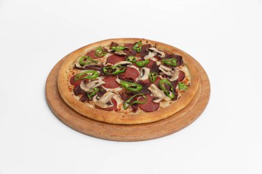 Beyaz arka planda salamlı, mantarlı ve peynirli pizza.