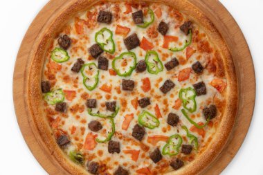 Salamlı pizza ve beyaz arka planda peynir.