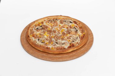 Peynirli pizza ve beyaz arka planda balık.