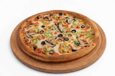 Beyaz arka planda vejetaryen pizzası