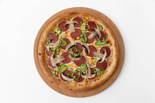 Salamlı pizza ve beyaz arka planda peynir.