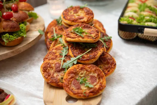 Çeşit çeşit atıştırmalık ve aperatiflerle düğün büfesi hazırlıyorum.