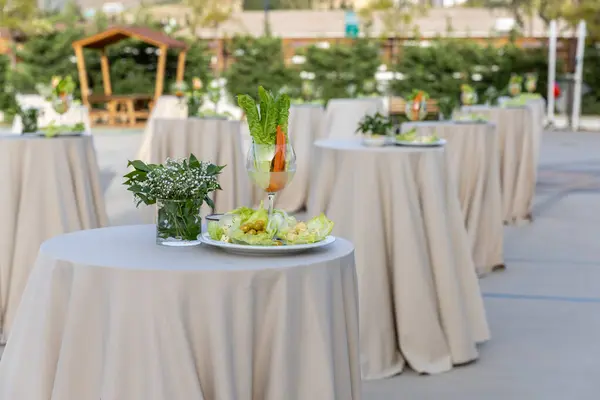 Çeşit çeşit atıştırmalık ve aperatiflerle düğün büfesi hazırlıyorum.