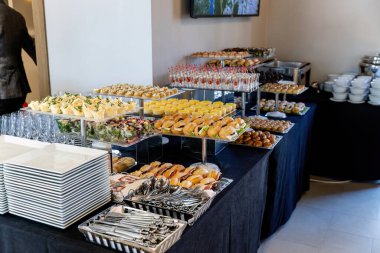 Yemek ve içeceklerle servis masası.