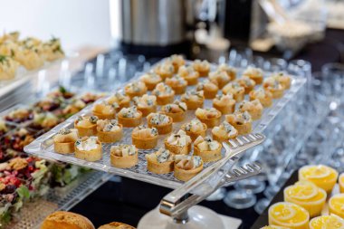 farklı aperatifler ve abur cuburlarla servis masası