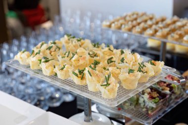 Düğünde yemek servisi.