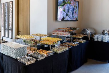 İsrail 'de bir kafede bir masada bir sürü çeşit tatlı var.