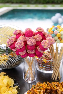 Masada renkli şekerler ve şekerler