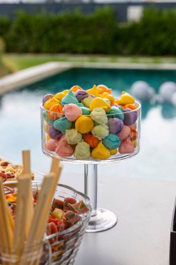 Masadaki renkli şekerleri kapat.