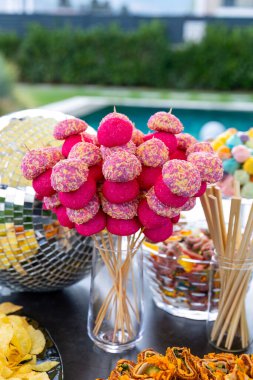 Tatlı ve lezzetli şekerler masada.