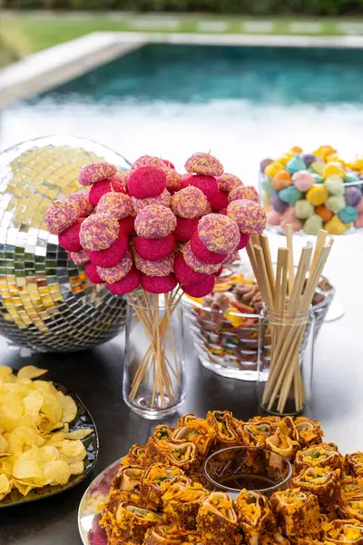 Açık büfe, çeşitli atıştırmalıklar ve aperatiflerle