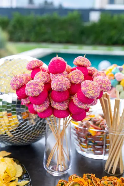 Tabaktaki lezzetli kekler