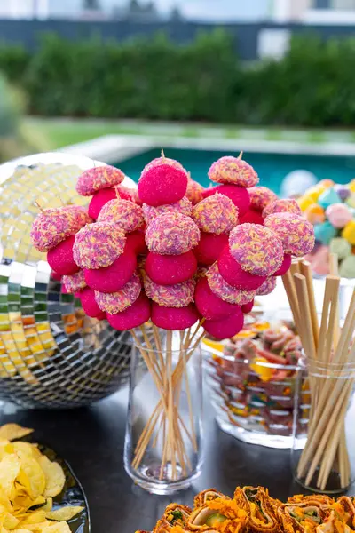 Açık büfe, çeşitli atıştırmalıklar ve aperatiflerle