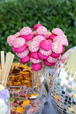 Masada tatlı kekler.