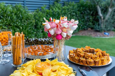 Düğün masasında parti için çeşitli atıştırmalıklar.