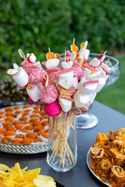 Masada renkli şekerlerin yakın plan çekimi.