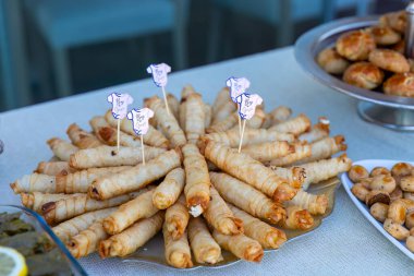 Açık büfe, çeşitli atıştırmalıklar ve aperatiflerle