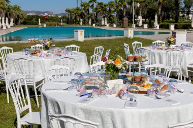 Bahçedeki güzel düğün masası