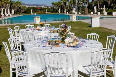 Masa ve masalar bahçede bir düğün partisinde