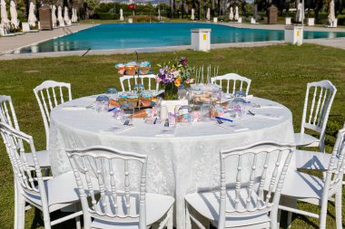 Düğün etkinliği ya da yemek servisi için hazırlanmış masa..