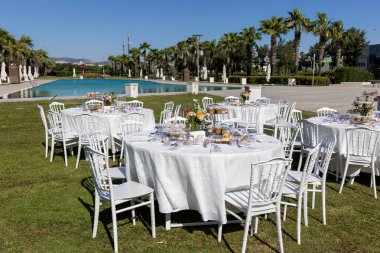 Bir sürü çiçekli güzel bir düğün masası manzarası.