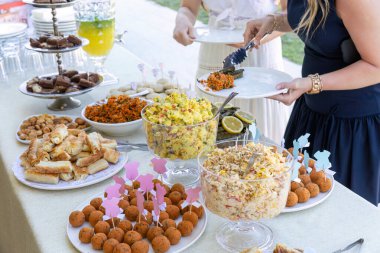 Açık büfe, çeşitli atıştırmalıklar ve aperatiflerle