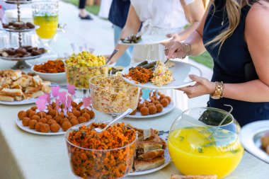 Açık büfe, çeşitli atıştırmalıklar ve aperatiflerle