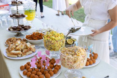 Açık büfe, çeşitli atıştırmalıklar ve aperatiflerle