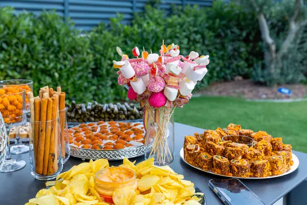 Düğün masasında parti için çeşitli atıştırmalıklar.